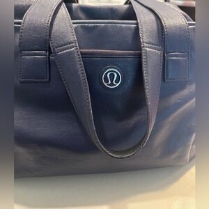 Lululemon overnight bag.